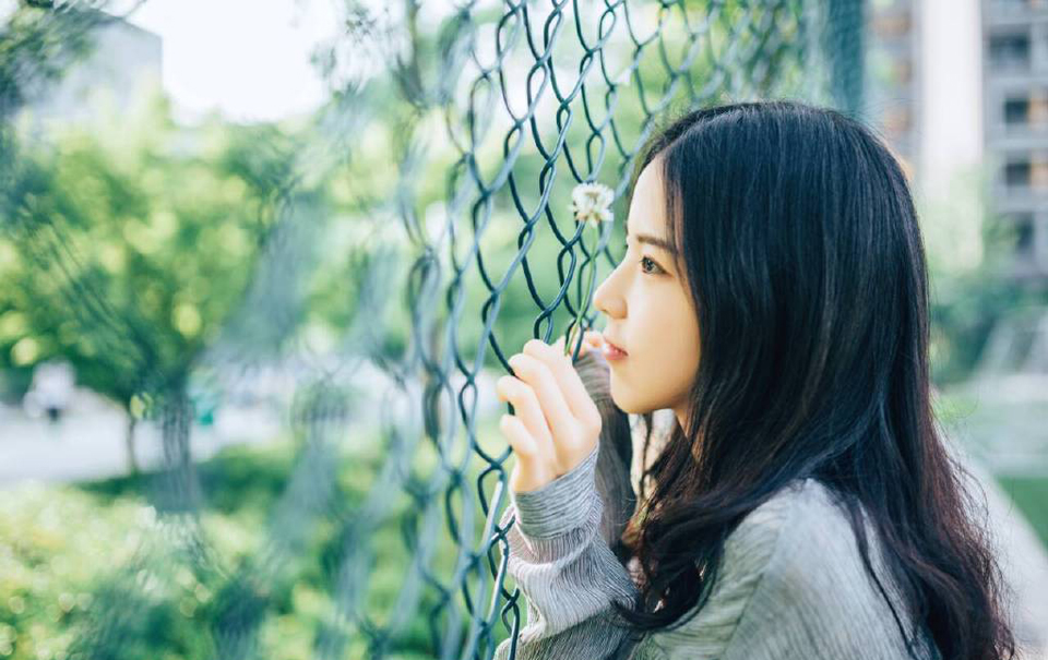 对于小野的教育，韩寒说唯一的要求是善良和想象力。韩寒不希望女儿为产品代言，他说他不希望女儿配合这个世界，但希望她认识和了解这个世界！——韩寒